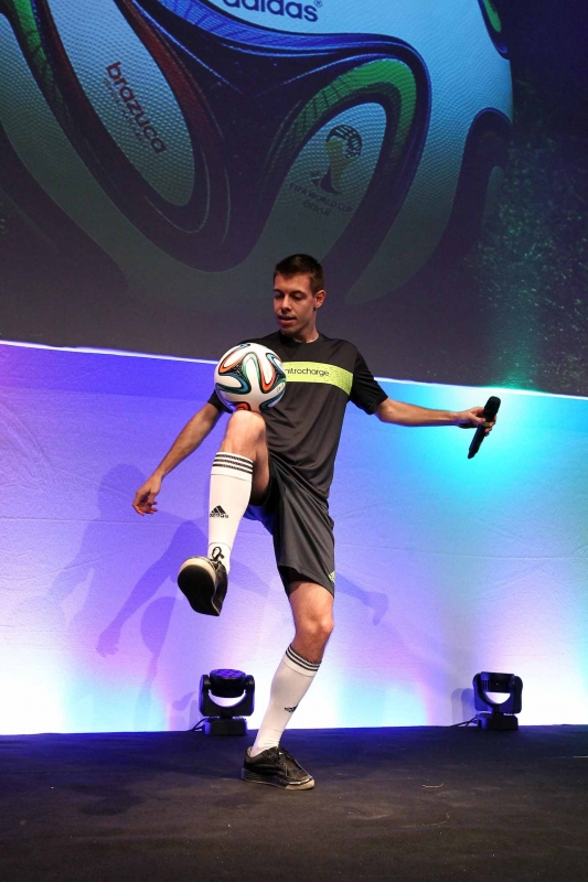 Honza Weber se živí footbagem. Vystoupení má po celém světě.