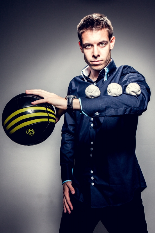 Honza Weber se živí footbagem. Vystoupení má po celém světě.