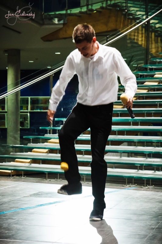 Honza Weber se živí footbagem. Vystoupení má po celém světě.