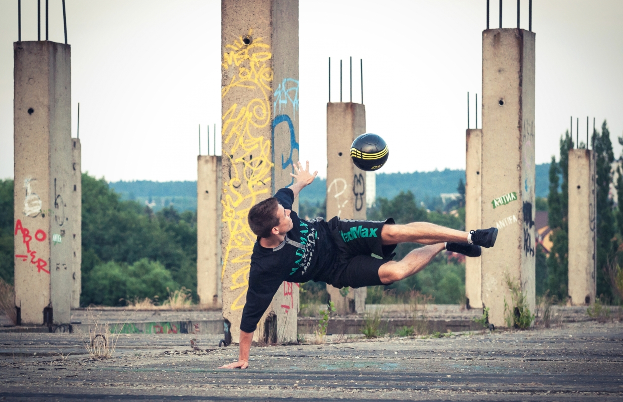 Honza Weber se živí footbagem. Vystoupení má po celém světě.