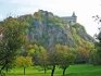Malý hrad nad prudkou skálou