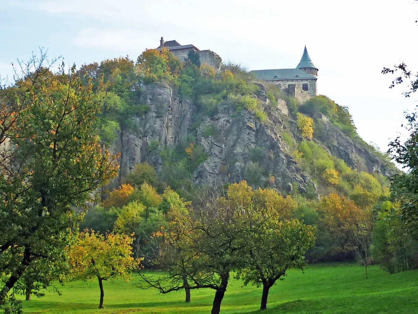 Malý hrad nad prudkou skálou