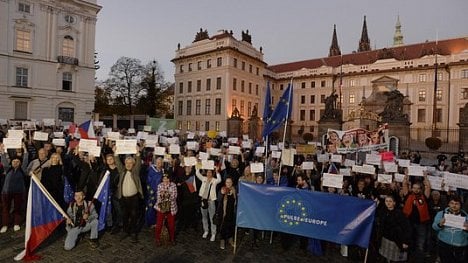 Náhledový obrázek - Lidé před Pražským hradem protestovali proti tandemu Zeman - Babiš