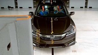 Náhledový obrázek - Navrhují automobilky auta na míru bariérovým testům? Nový test IIHS ukázal, že spíše ne