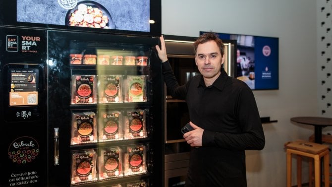 Filip Sajler u lednice Eat Smart