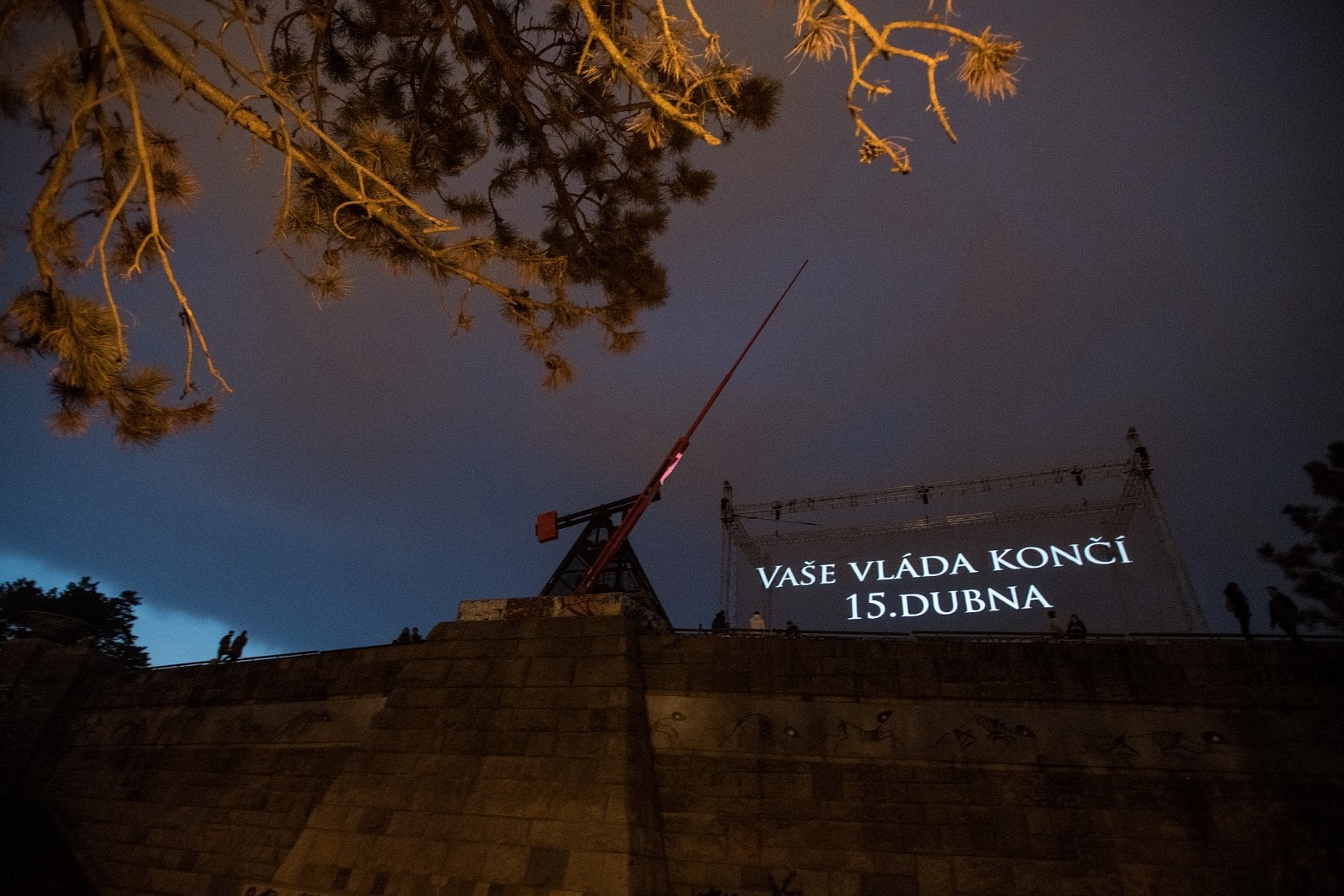 Hra o trůny - projekce na metronomu na Letné