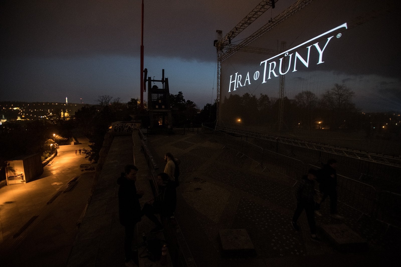 Hra o trůny - projekce na metronomu na Letné