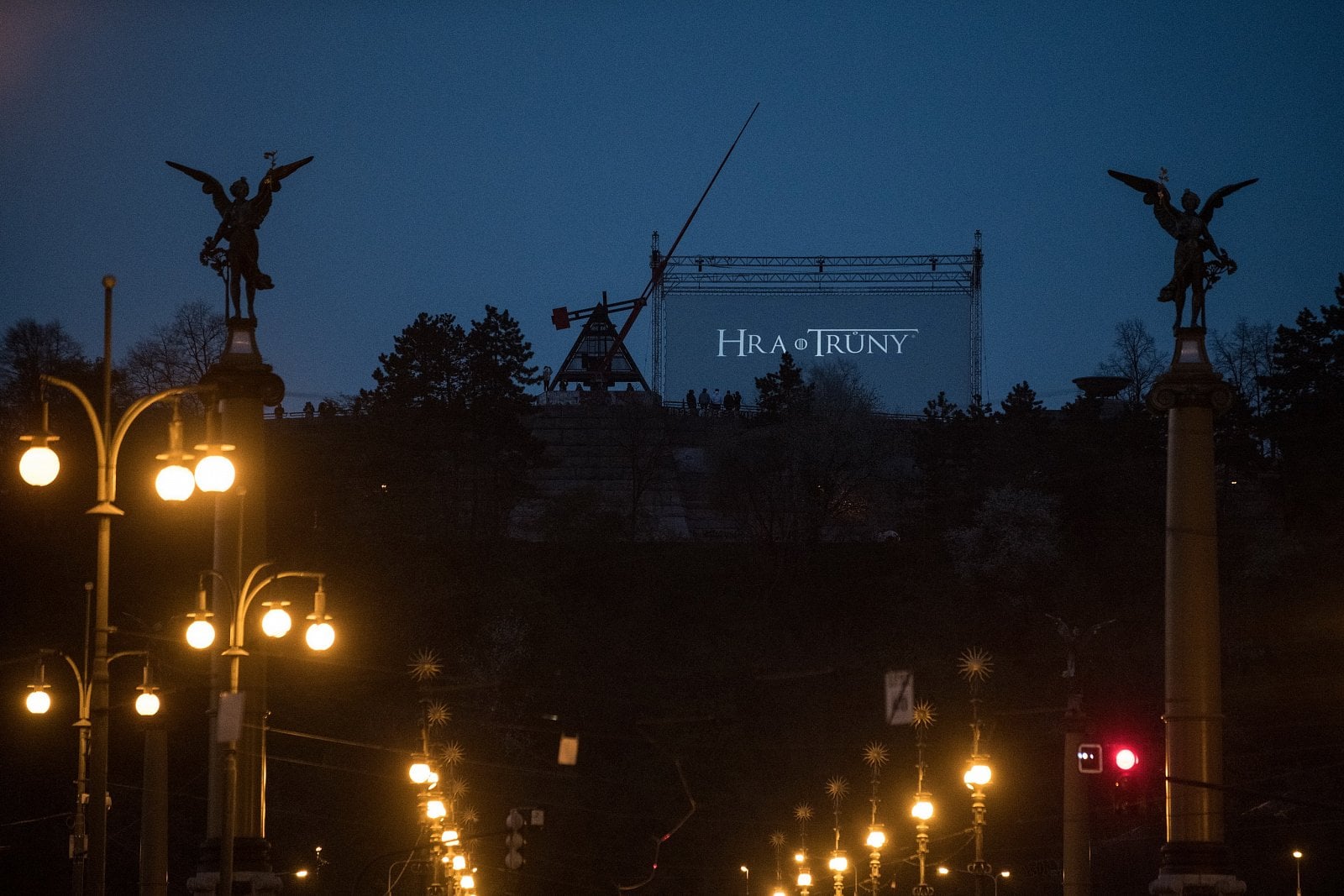 Hra o trůny - projekce na metronomu na Letné