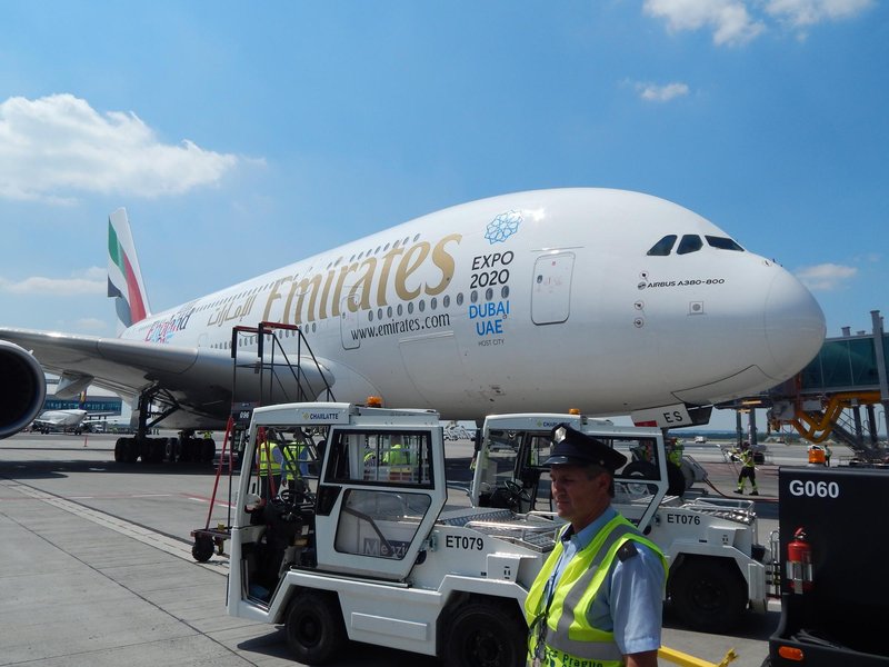  Letadlo Emirates A380 přistává v Praze