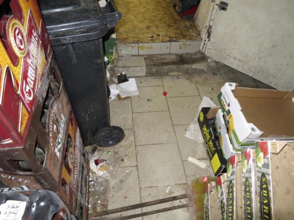 Potraviny Tung Nguyen Vinh (kontrolovaná osoba Tung Nguyen Vinh), Panská 115, Jindřichův Hradec. Při kontrole v provozovně byly skladovány balené i nebalené potraviny a nápoje v prostorách se zaplísněnými stěnami, narušeným stropem, chybějící omítkou a stopami po zatékající vodě. Podlaha byla ve skladových prostorách taktéž silně znečištěna. Uvedené podmínky přispěly ke zvýšenému riziku kontaminace potravin a neslučovaly se se základními hygienickými požadavky.