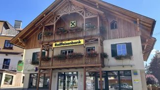 Ilustrační fotografie. Pobočka Raiffeisenbank. Tauplitz, Rakousko (30. 07. 2024)