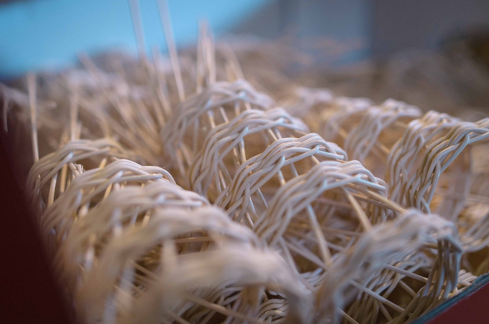 Pohled na košíkářovy výrobky