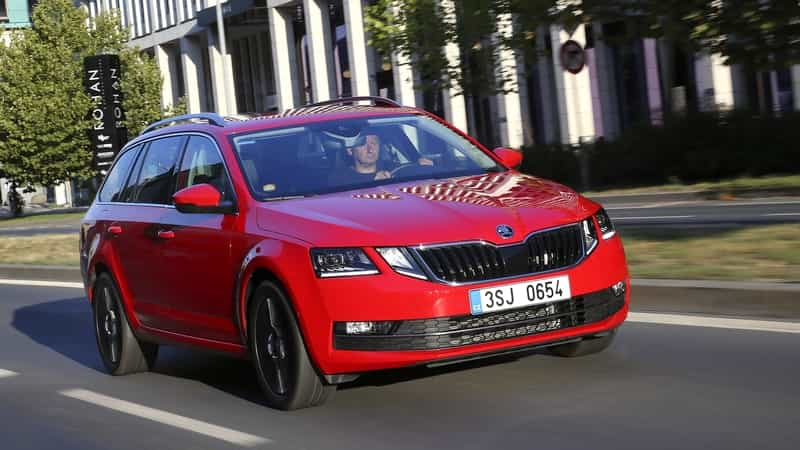 Škoda Octavia G-Tec je rychlejší. Tisíc kilometrů s ní ale už na jedno tankování nedáte