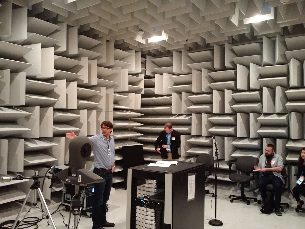 Dell Labs v Texasu. Akustická komora pro snižování hluku serverů a dalších zařízení.