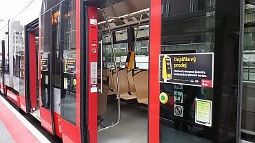 Značení na dveřích tramvaje - zde je možné platit platební kartou.