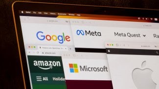 Na notebooku MacBook Air jsou vidět loga společností Google, Amazon, Meta, Microsoft a Apple na jejich firemních webových stránkách. Velký technologický koncept.