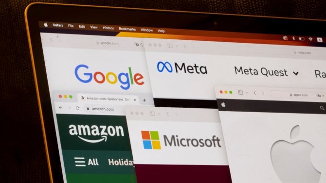Na notebooku MacBook Air jsou vidět loga společností Google, Amazon, Meta, Microsoft a Apple na jejich firemních webových stránkách. Velký technologický koncept.