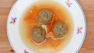 Náhledový obrázek - Játrové knedlíčky recept: lze je připravit i z celozrnné strouhanky. Játra obsahují hodně železa