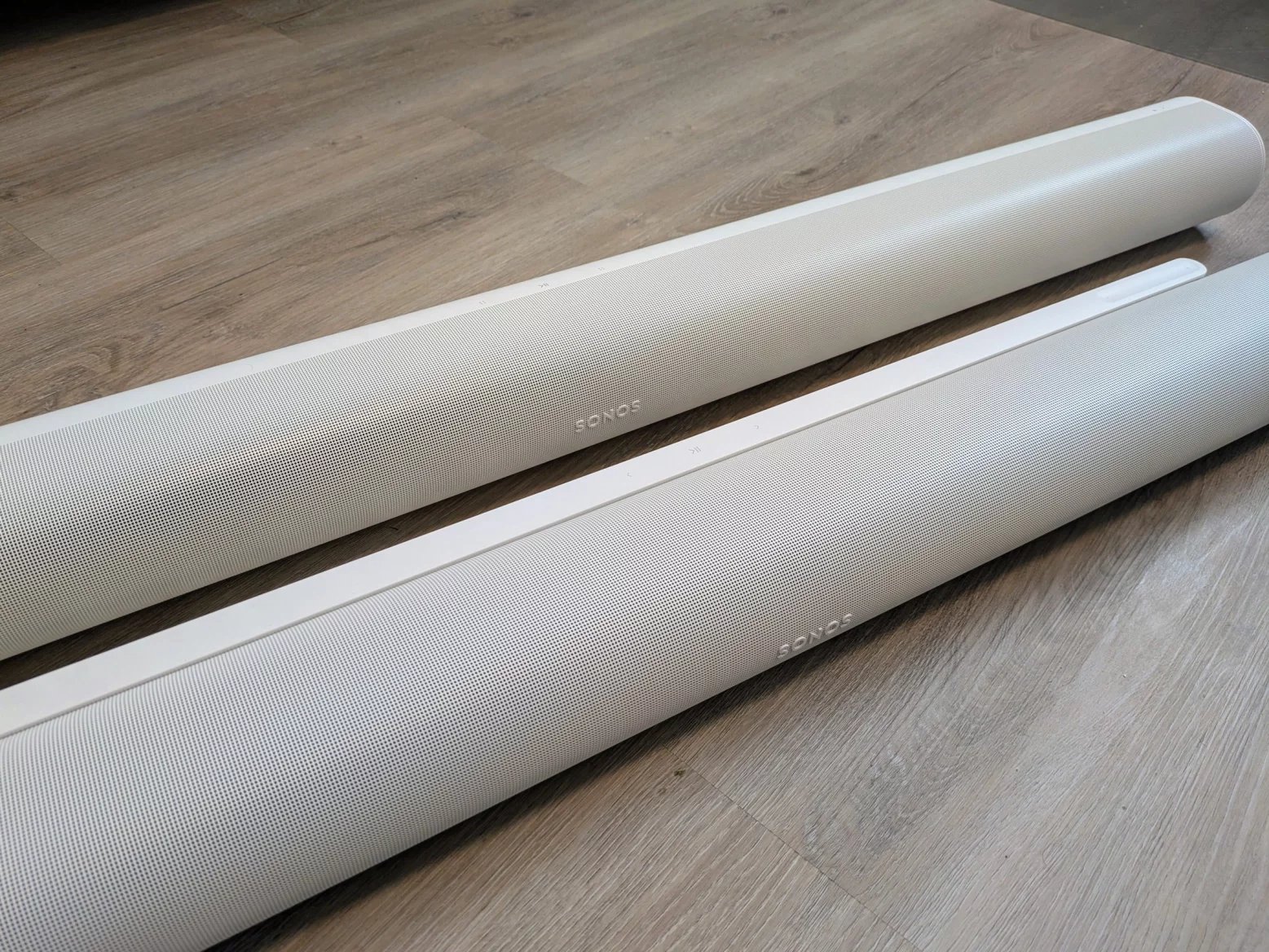 Srovnání staršího Sonos Arc (nahoře) a Sonos Arc Ultra (dole)