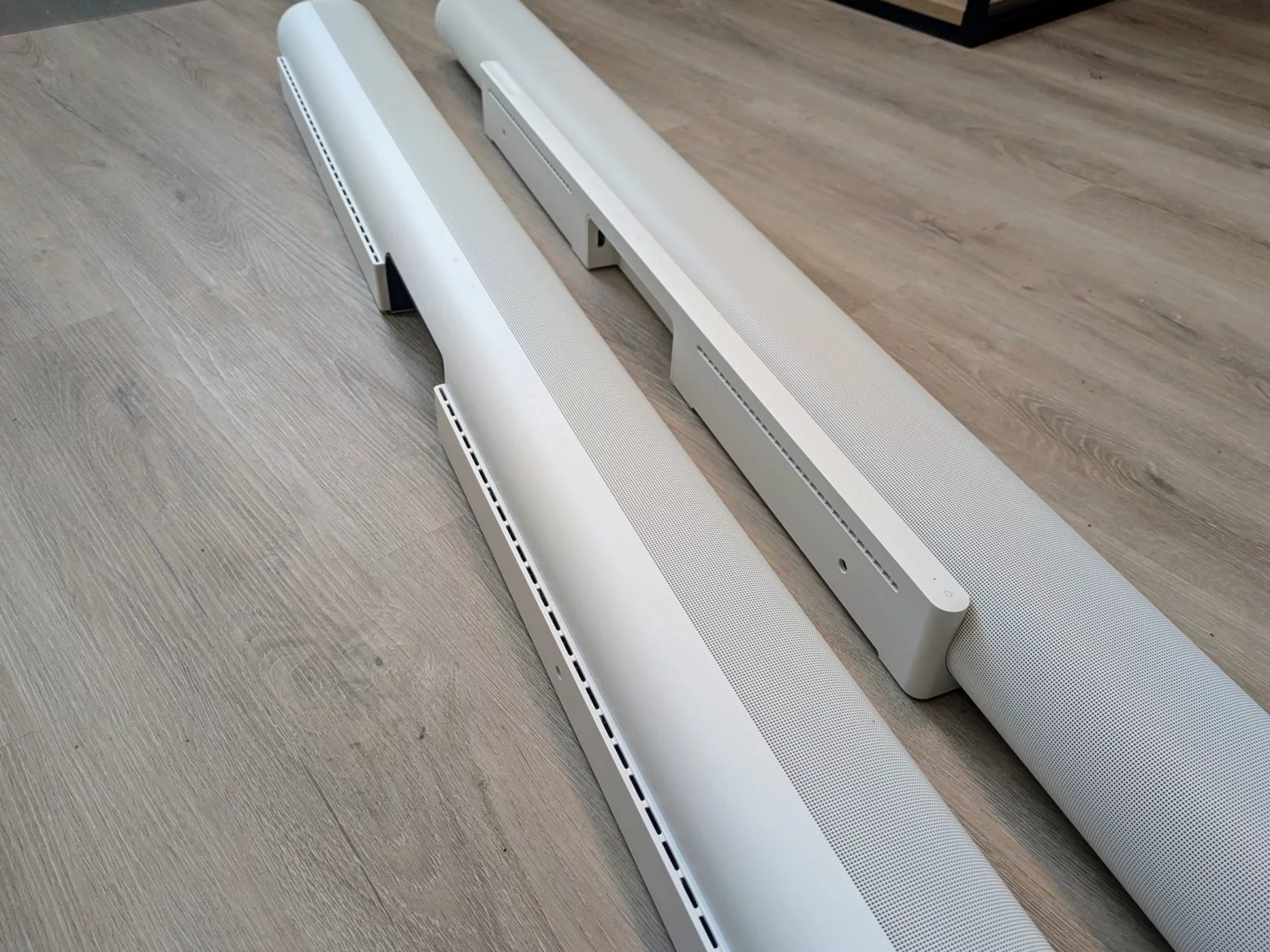 Srovnání staršího Sonos Arc (vlevo) a Sonos Arc Ultra (vpravo)