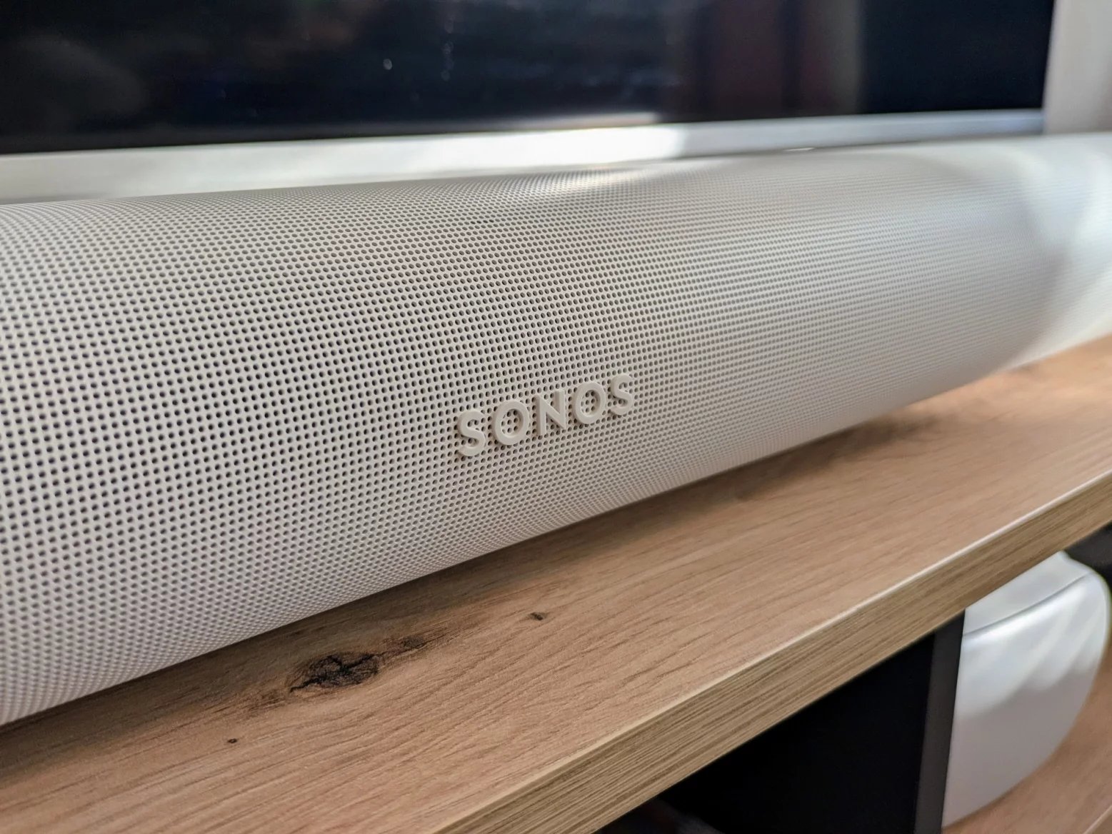 Nesmí chybět logo Sonos na přední straně