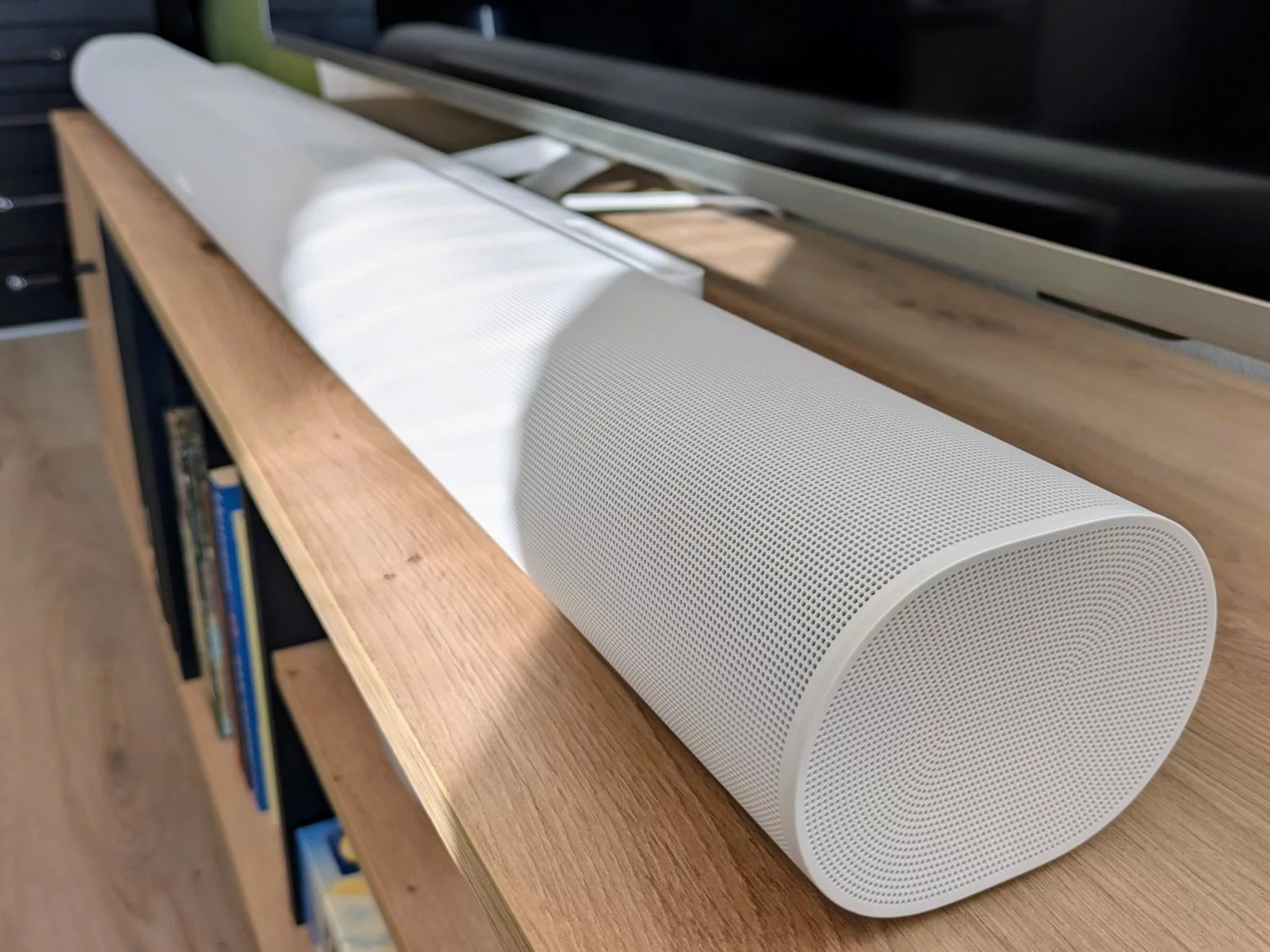 Přestože je tělo reproduktoru plastové, nikde nic nevrže a působí prémiově