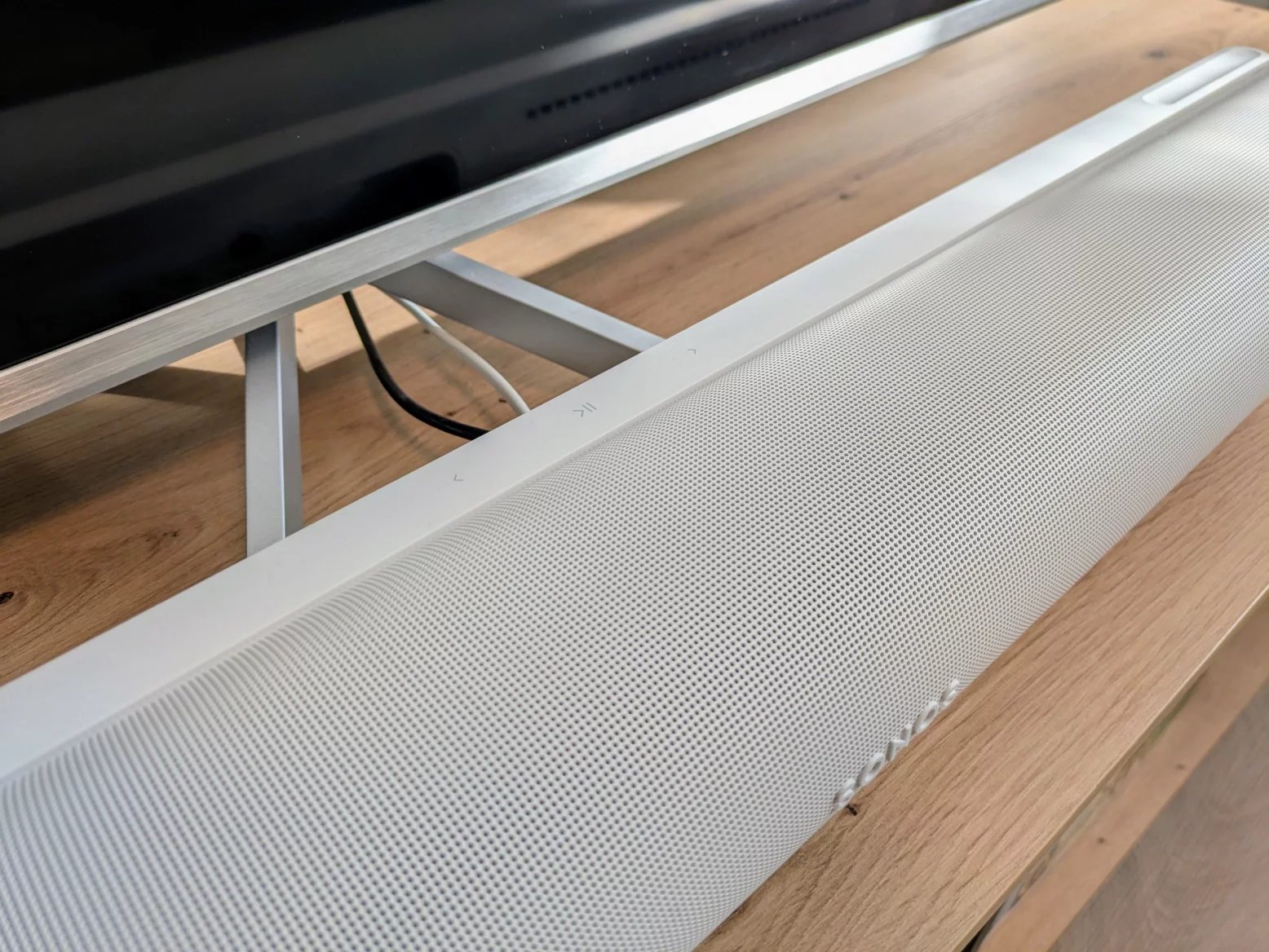 Tlačítka pro ovládání hudby mají své místo stejně jako u předchůdce