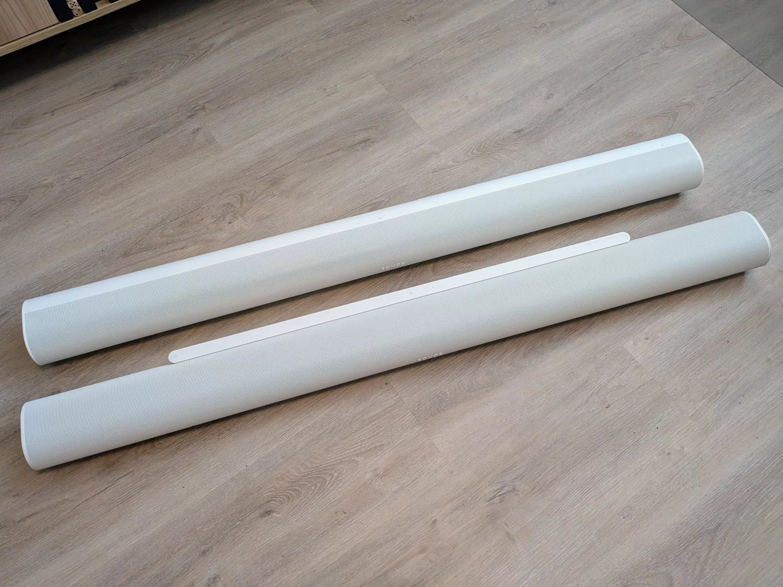 Srovnání staršího Sonos Arc (nahoře) a Sonos Arc Ultra (dole)