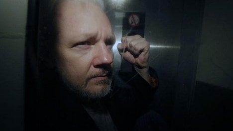 Náhledový obrázek - Assange dostal v Británii za porušení podmínek kauce 50 týdnů vězení