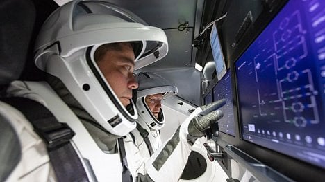 Náhledový obrázek - NASA předpokládá, že Crew Dragon se vrátí na Zemi v srpnu. Loď si prý vede velmi dobře