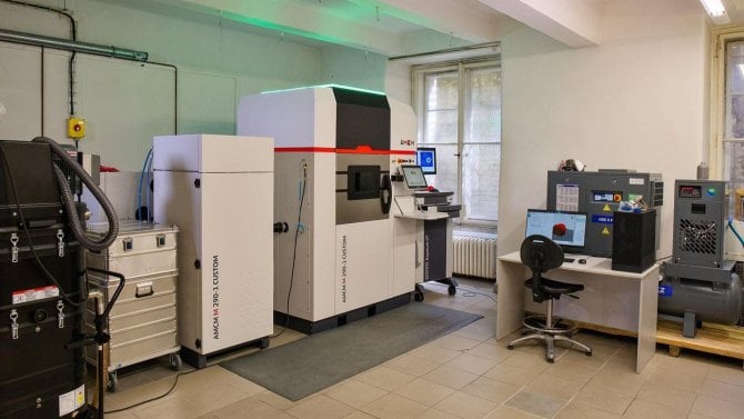 3D tisk kostních implantátů na 3D tiskárně AMCM M 290-1 FLX