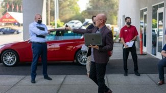 Náhledový obrázek - Šidit, svařovat totálky, kitovat a stáčet tachometry aneb v kůži polského autobazaru. Vyzkoušet pochybné praktiky si teď může každý