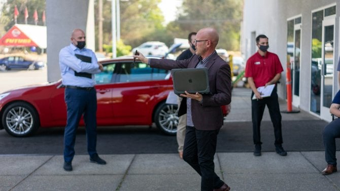 Šidit, svařovat totálky, kitovat a stáčet tachometry aneb v kůži polského autobazaru. Vyzkoušet pochybné praktiky si teď může každý