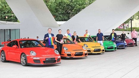 Náhledový obrázek - Porsche, BMW i Bentley podporují LGBT komunitu. Oblékly auta do barev duhy