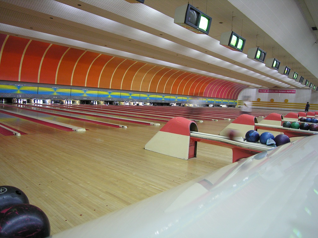 Místní bowlingová herna má 40 drah.