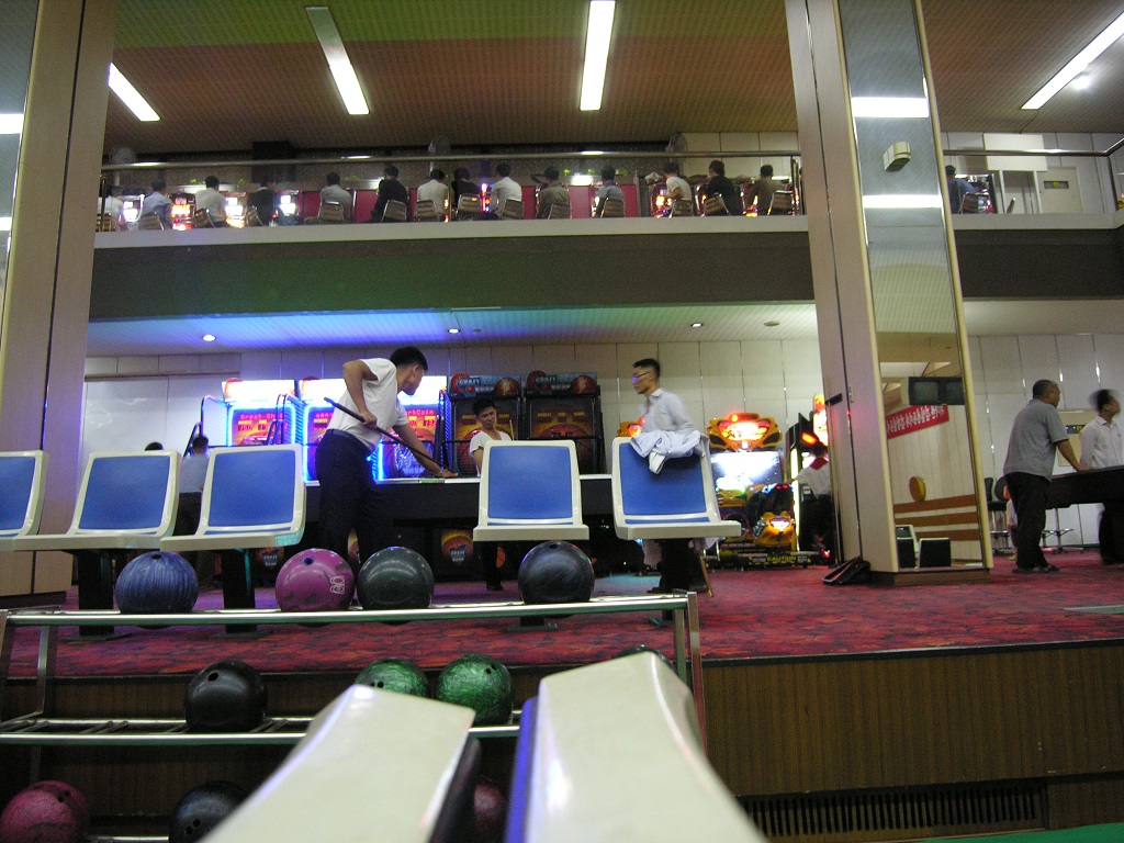 Místní smetánka může navštěvovat i tuto hernu - kromě bowlingu si zde zahrají i kulečník, ale jsou tu i herní a výherní automaty.