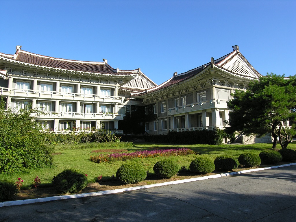 Hotel v oblasti Myohyang. Na první pohled celkem luxusní, všude mramor. Ale teplou vodu jsme si museli vybrat jestli chceme před večeří, nebo až po ní. Výpadky elektřiny byly velmi časté - a to jsme v tomto hotelu byli jen jednu noc.
