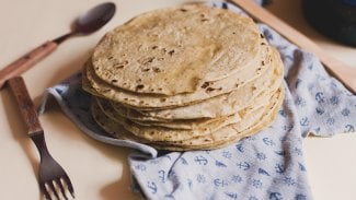 Náhledový obrázek - Tortilla recept: domácí tortilla je na rozdíl od kupované naprosto čerstvá. Dá se připravit bez pšeničné mouky