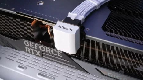 Kabely s teplotními čidly, pojistkami, nebo i s chladičem: Jak výrobci hasí problémy grafik Nvidia