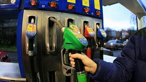 Náhledový obrázek - Čeští řidiči kupovali letos palivo nejlevněji za posledních sedm let