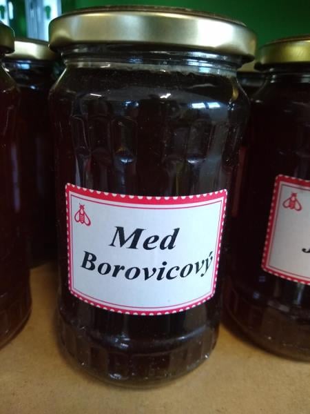 Parametr vodivost medu byl podstatně nižší, než je stanoveno v příslušné vyhlášce pro medy medovicové. Výrobce: VČELA PŘEDBOJ ŠVIHOV