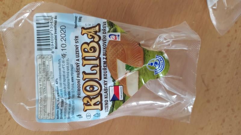 Na povrchu výrobku pod obalem byla zjištěna přítomnost plísní šedozelené barvy viditelných pouhým okem. Při kontrole nebyly zjištěny nevyhovující teploty skladování tohoto výrobku. Potravina neměla prošlé datum minimální trvanlivosti. Výrobce: Mlékárna Polná, prodejce Albert