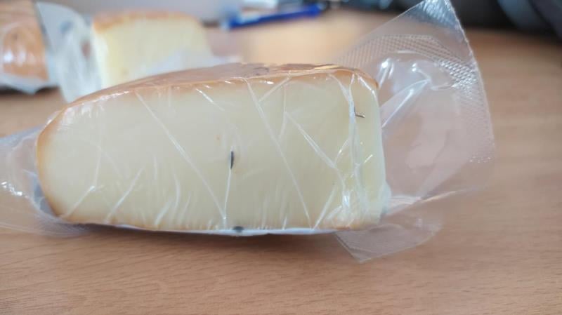 Na povrchu výrobku pod obalem byla zjištěna přítomnost plísní šedozelené barvy viditelných pouhým okem. Při kontrole nebyly zjištěny nevyhovující teploty skladování tohoto výrobku. Potravina neměla prošlé datum minimální trvanlivosti. Výrobce: Mlékárna Polná, prodejce Albert