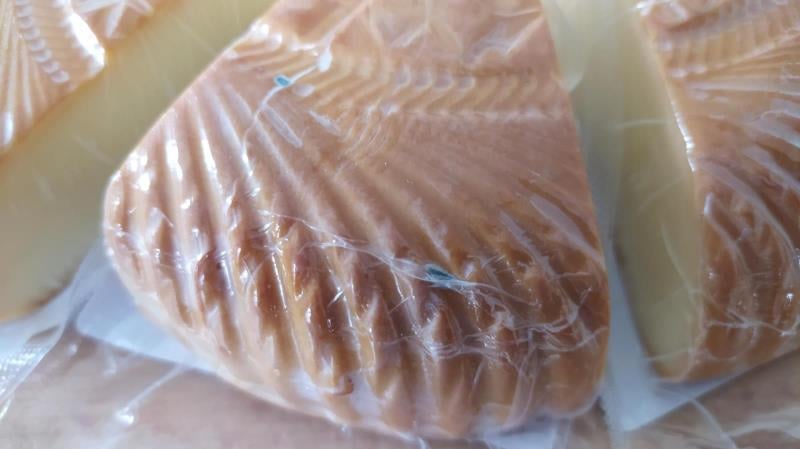 Na povrchu výrobku pod obalem byla zjištěna přítomnost plísní šedozelené barvy viditelných pouhým okem. Při kontrole nebyly zjištěny nevyhovující teploty skladování tohoto výrobku. Potravina neměla prošlé datum minimální trvanlivosti. Výrobce: Mlékárna Polná, prodejce Albert