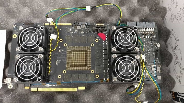 Uniklá fotka prototypu grafické karty Nvidia zřejmě používající GPU generace Turing (Zdroj: Reddit)