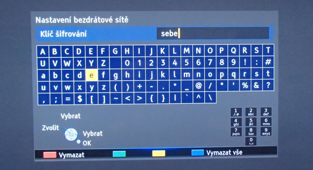 Instalace televizoru je pohodlná, včetně satelitního tuneru či připojení k internetu přes zabudované Wi-Fi. Zadání hesla přes softwarovou klávesnici je hračkou, a to stále ještě není pravidlem. 