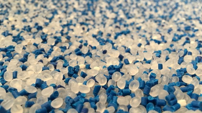 Průlom, který může změnit zpracování plastů. Nová metoda je dokáže proměnit na čistý vodík a obejde se i bez jejich třídění