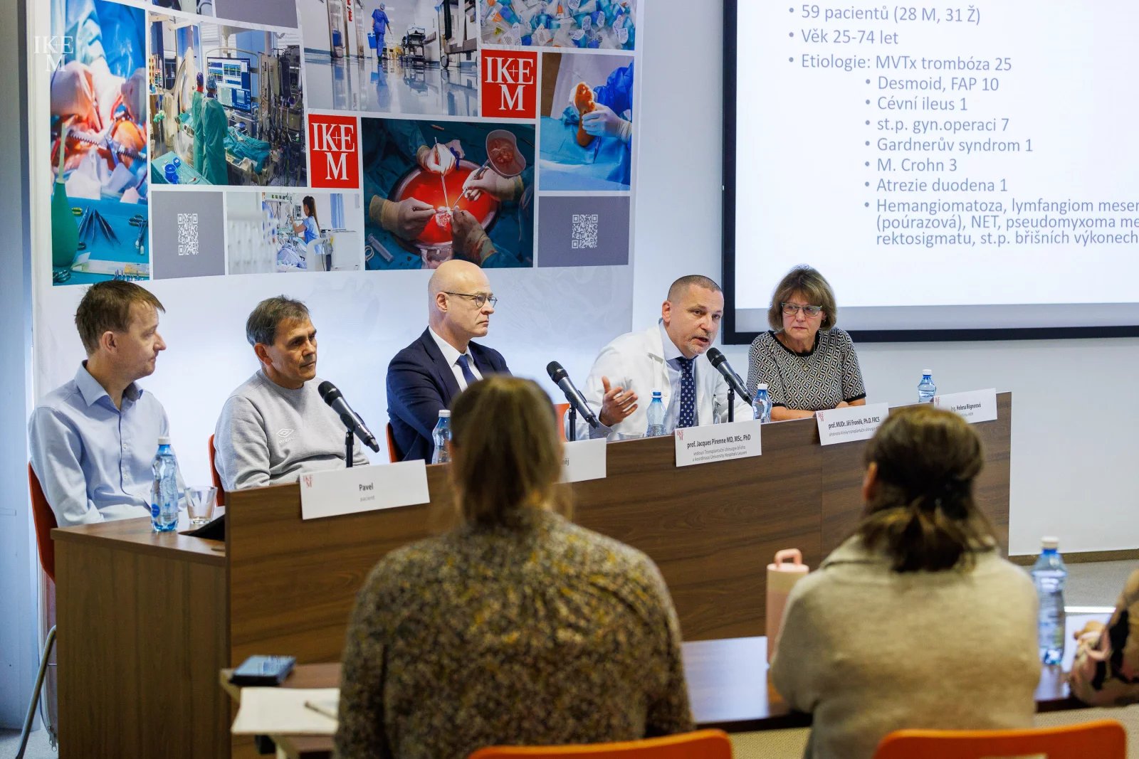 Tisková konference k desátému výročí první transplantace tenkého střeva a multiviscerální transplantace v ČR. Zleva za stolem sedí pacient Pavel, Bartoloměj Pešta a transplantační chirurgové Jacques Pirenne a Jiří Froněk. Zcela vpravo je pak pověřená ředitelka IKEM Helena Rögnerová.
