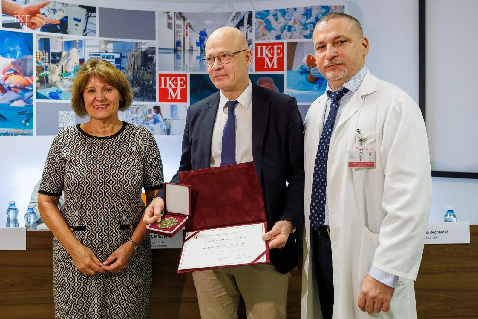U příležitosti desátého výročí obdržel vedoucí Transplantační chirurgie břicha
a koordinace University Hospitals Leuven Jacques Pirenne ocenění IKEM za dlouhodobou spolupráci při transplantacích včetně těch multiviscerálních.