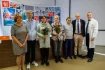 12. prosince 2024 si IKEM připomněl deset let od první multiviscerální transplantace. Na snímku zleva je pověřená ředitelka Helena Rögnerová, pacient Pavel s manželkou, Bartoloměj Peště s manželkou, vedoucí Transplantační chirurgie břicha
a koordinace lovaňské University Hospitals Jacques Pirenne a přednosta IKEM Jiří Froněk.